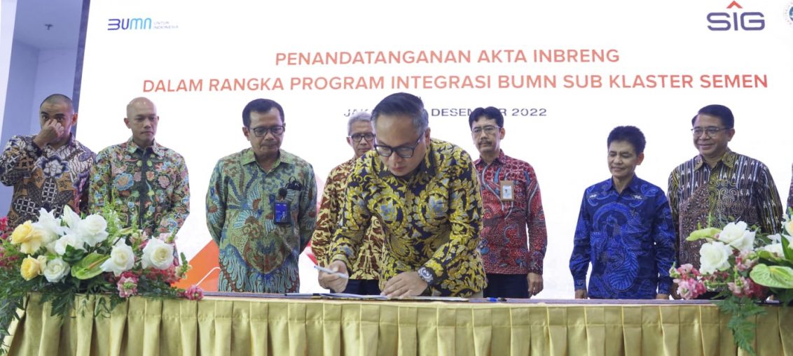 Wakil Menteri BUMN II, Kartika Wirjoatmodjo menandatangani Akta Inbreng dalam rangka program integrasi BUMN Sub Klaster Semen, di Kantor Kementerian BUMN, Jakarta (19/12).