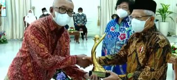 Direktur Utama SBI, Lilik Unggul Raharjo (kiri) menerima trofi penghargaan PROPER Emas, dari Wakil Presiden RI, Ma’ruf Amin (kanan) di Istana Wakil Presiden RI, Jakarta, Kamis (29/12).