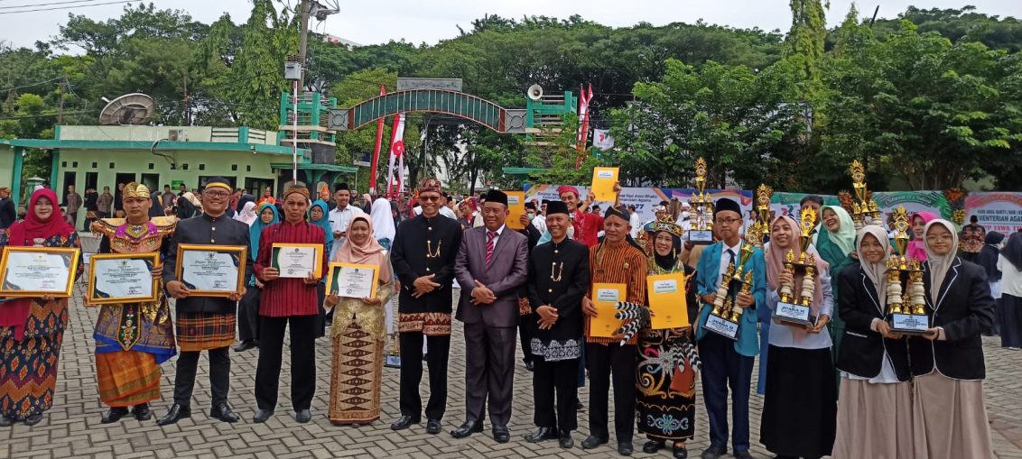 Kepala Kanwil Kemenag Provinsi Jatim, Husnul Maram memberikan reward kepada Kepala MI Manbaur Rohmah Hamidatusaaidah saat peringatan Hari Amal Bhakti (HAB) Kemenag di Surabaya, Selasa (3/1/2022) pagi.