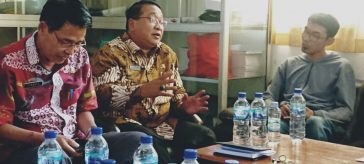 Kepala Dispendukcapil Gresik Hari Syawaluddin (Batik Kuning) saat melakukan kunjungan ke balai wartawan Komunitas Wartawan Gresik (KWG), Kamis (12/1/2023).