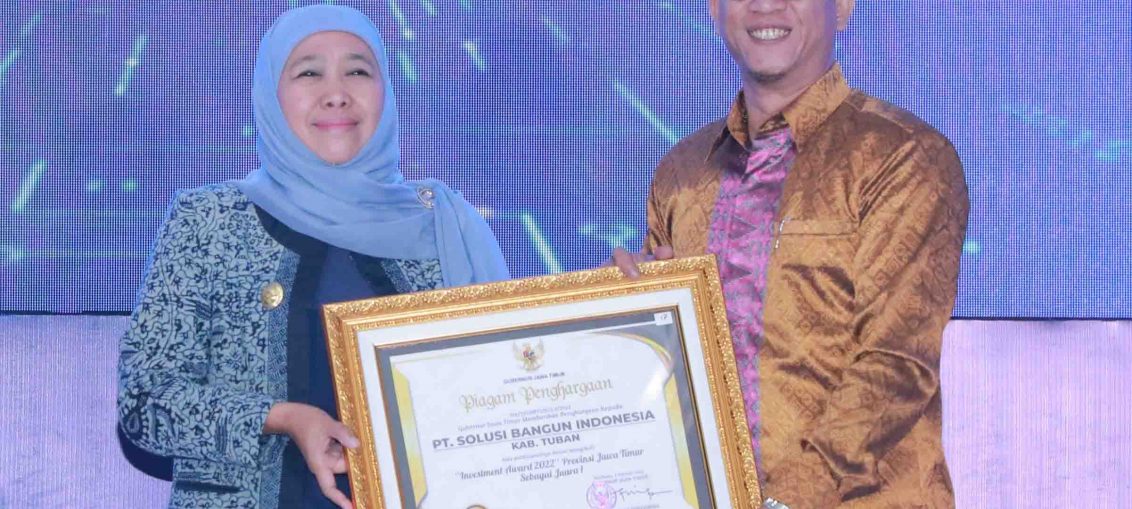 Gubernur Jawa Timur, Khofifah Indar Parawansa, memberikan penghargaan Investment Award kepada Government Relations Officer SBI Pabrik Tuban, Ario Patra Nugraha, pada acara Jatim Investment Leaders Forum and Awards (JILFA) 2023 yang digelar di JW Marriot Hotel Surabaya, Kamis (2/2).
