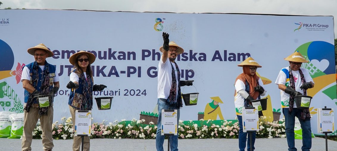 (kiri ke kanan) Dirut PI, Ketua PIKA PI, Founder Benihbaik.com, Ketua PIKA PG dan Dirut PG bersama menabur pupuk phonska alam pada pembukaan Demplot di Mulyaharja, Bogor(2)