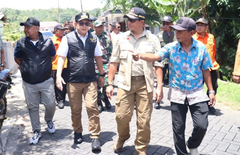 Bupati Gresik Fandi Akhmad Yani bersama Pj Gubernur Jawa Timur Adhy Karyono mendampingi kunjungan kerja Kepala Badan Nasional Penanggulangan Bencana (BNPB) Letjend TNI Suharyanto beserta rombongan ke lokasi bencana gempa Bawean, Minggu (24/3/2024).