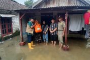 Warga terdampak Banjir bengawan solo mendapat bantuan sembako dari BPBD Gresik