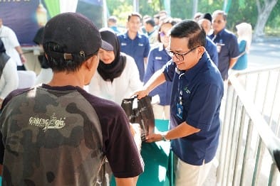 DU PG, Dwi Satriyo Annurogo (kanan) saat menyerahkan sembako kepada masyarakat sekitar perusahaan dalam kegiatan Pasar Murah BUMN di Petrokimia Gresik (1)
