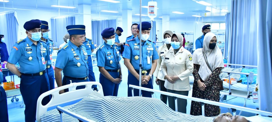 Komandan Pusat Penerbangan TNl Angkatan Laut (Danpuspenerbal) Laksamana Muda TNl Sisyani Jaffar didampingi pejabat utama Puspenerbal menjenguk salah satu personelnya yang tengah menjalani perawatan intensif di RSPAL dr. Ramelan Surbaya pada Rabu (20/3/2024).