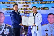 Panglima TNl, Laksda TNl Edwin menerima sertifikat dan penyematan sabuk kehormatan DAN V dari Kukkiwon Pusat Taekwondo Dunia Korea Selatan