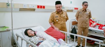 Bupati Yani mengunjungi korban luka akibat gempa bumi Bawean yang dirawat di RSUD Ibnu Sina