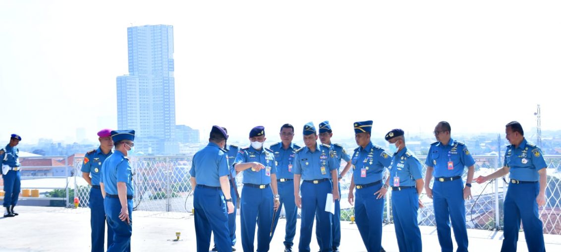 Danpuspenerbal Laksamana Muda TNl Sisyani Jaffar didampingi Kepala Rumah Sakit Pusat Angkatan Laut (RSPAL) dr. Ramelan Surabaya