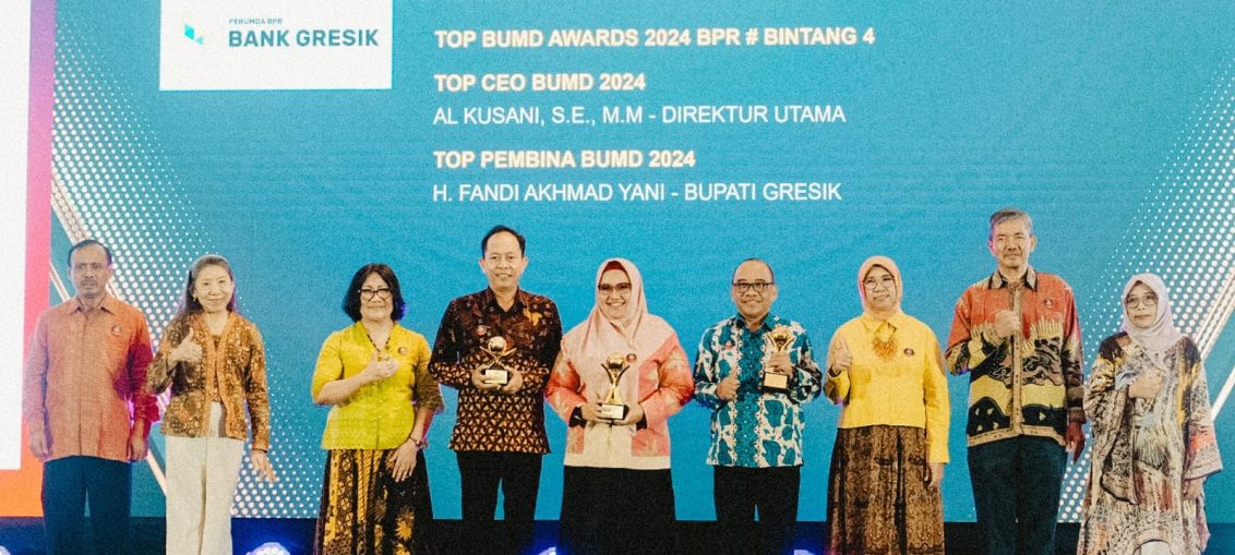 Perumda BPR Bank Gresik meraih Top BUMD Awards 2024 bintang empat atau sangat baik