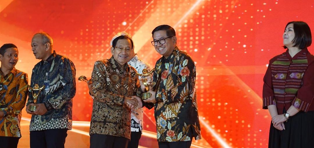 Direktur Utama Petrokimia Gresik, Dwi Satriyo Annurogo juga dinobatkan sebagai Best CEO in Developing Project Smart Precision Farming. Penghargaan secara simbolis diterima langsung oleh Dwi Satriyo di Jakarta, Rabu (13/3/2024).