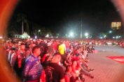 Nobar di halaman kantor Bupati Gresik bersama Ribuan warga Ultras mania indonesia